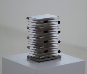 Martin Willing: Block, 16 mal zweiachsig geschichtet, 2008, 5 Exemplare und 2 Künstlerexemplare, Titan, gelasert, gebogen, vorgespannt, auf justierbarer Titanplatte, H 20 cm, Grundplatte 14x10 cm